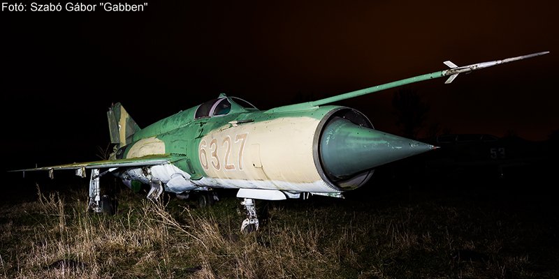 Kép a Mikojan-Gurjevics MiG-21 típusú, 6327 oldalszámú gépről.