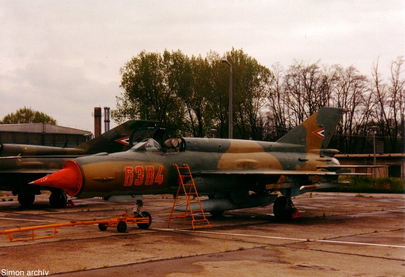 Kép a Mikojan-Gurjevics MiG-21 típusú, 6384 oldalszámú gépről.