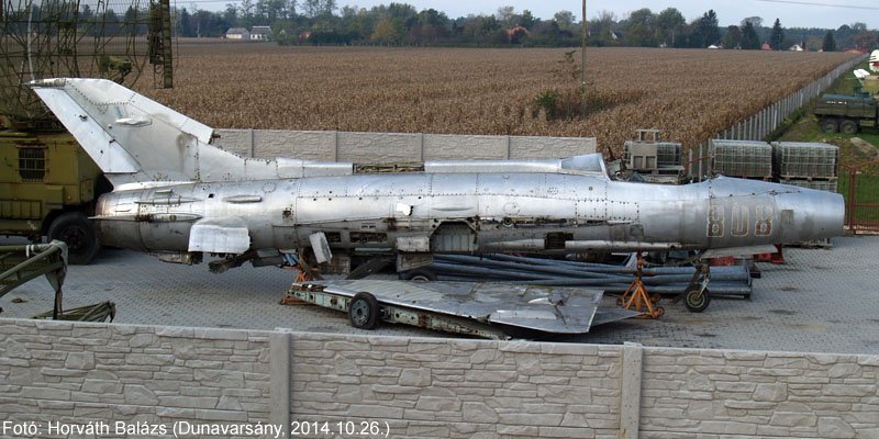 Kép a Mikojan-Gurjevics MiG-21 típusú, 808 oldalszámú gépről.