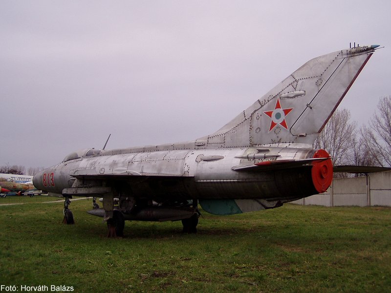 Kép a Mikojan-Gurjevics MiG-21 típusú, 813 oldalszámú gépről.