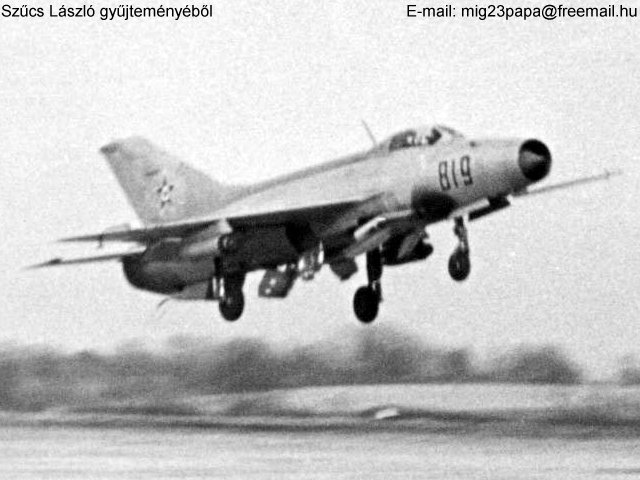 Kép a Mikojan-Gurjevics MiG-21 típusú, 819 oldalszámú gépről.