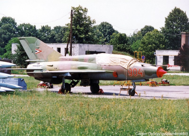 Kép a Mikojan-Gurjevics MiG-21 típusú, 904 (2) oldalszámú gépről.
