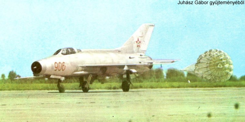 Kép a Mikojan-Gurjevics MiG-21 típusú, 906 (1) oldalszámú gépről.