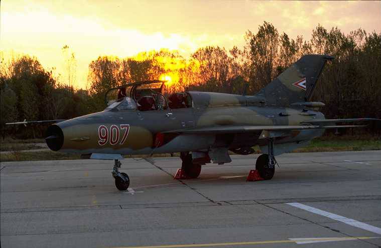 Kép a Mikojan-Gurjevics MiG-21 típusú, 907 (2) oldalszámú gépről.