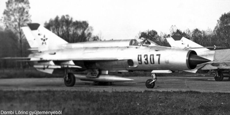 Kép a Mikojan-Gurjevics MiG-21 típusú, 9307 oldalszámú gépről.