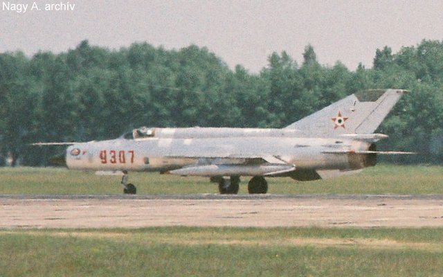 Kép a Mikojan-Gurjevics MiG-21 típusú, 9307 oldalszámú gépről.