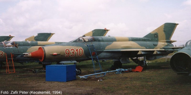 Kép a Mikojan-Gurjevics MiG-21 típusú, 9310 oldalszámú gépről.