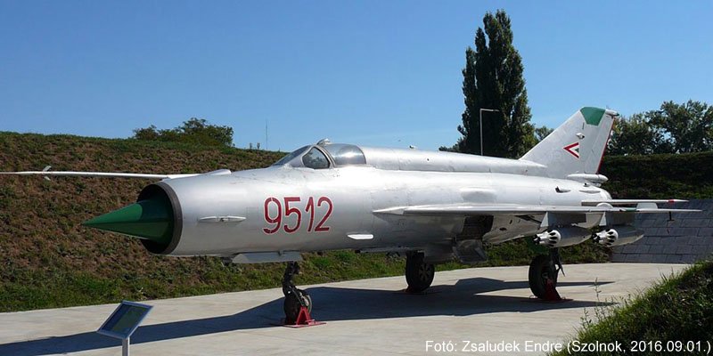 Kép a Mikojan-Gurjevics MiG-21 típusú, 9512 oldalszámú gépről.