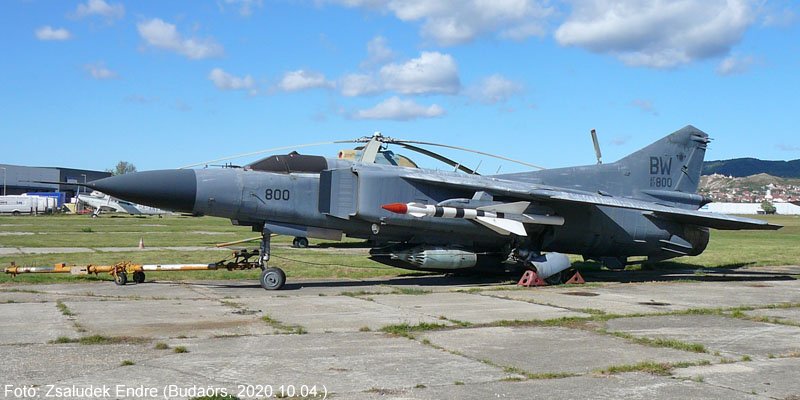 Kép a Mikojan-Gurjevics MiG-23 típusú, 01 oldalszámú gépről.