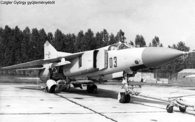 Kép a Mikojan-Gurjevics MiG-23 típusú, 03 oldalszámú gépről.