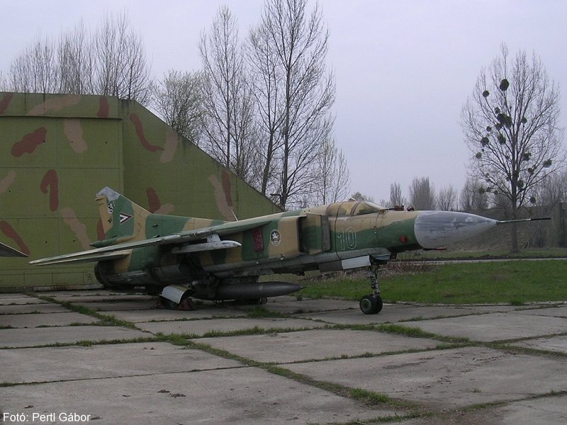 Kép a Mikojan-Gurjevics MiG-23 típusú, 10 oldalszámú gépről.