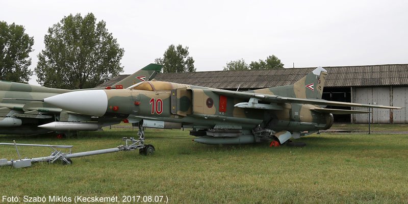 Kép a Mikojan-Gurjevics MiG-23 típusú, 10 oldalszámú gépről.