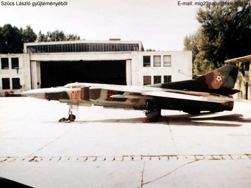 Kép a Mikojan-Gurjevics MiG-23 típusú, 11 oldalszámú gépről.