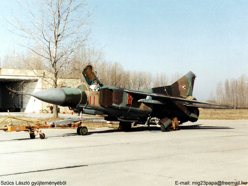 Kép a Mikojan-Gurjevics MiG-23 típusú, 11 oldalszámú gépről.