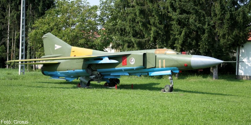 Kép a Mikojan-Gurjevics MiG-23 típusú, 11 oldalszámú gépről.