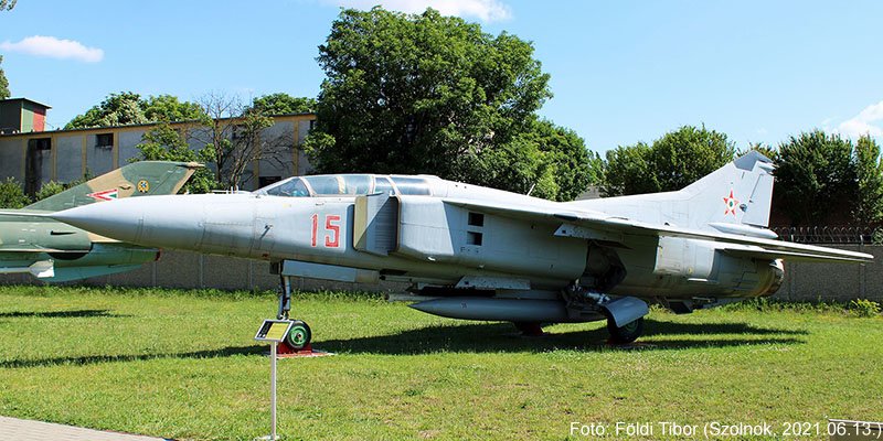 Kép a Mikojan-Gurjevics MiG-23 típusú, 15 oldalszámú gépről.