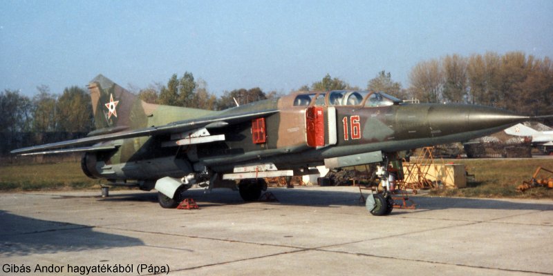 Kép a Mikojan-Gurjevics MiG-23 típusú, 16 oldalszámú gépről.