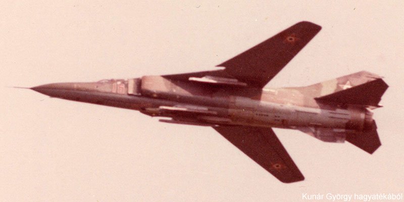 Kép a Mikojan-Gurjevics MiG-23 típusú, 16 oldalszámú gépről.