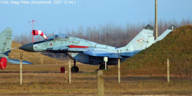 Kép a Mikojan-Gurjevics MiG-29 típusú, 01 oldalszámú gépről.