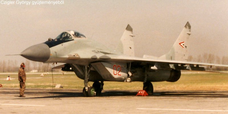 Kép a Mikojan-Gurjevics MiG-29 típusú, 02 oldalszámú gépről.