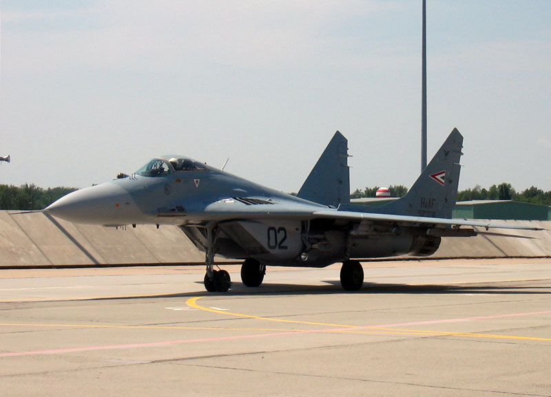 Kép a Mikojan-Gurjevics MiG-29 típusú, 02 oldalszámú gépről.