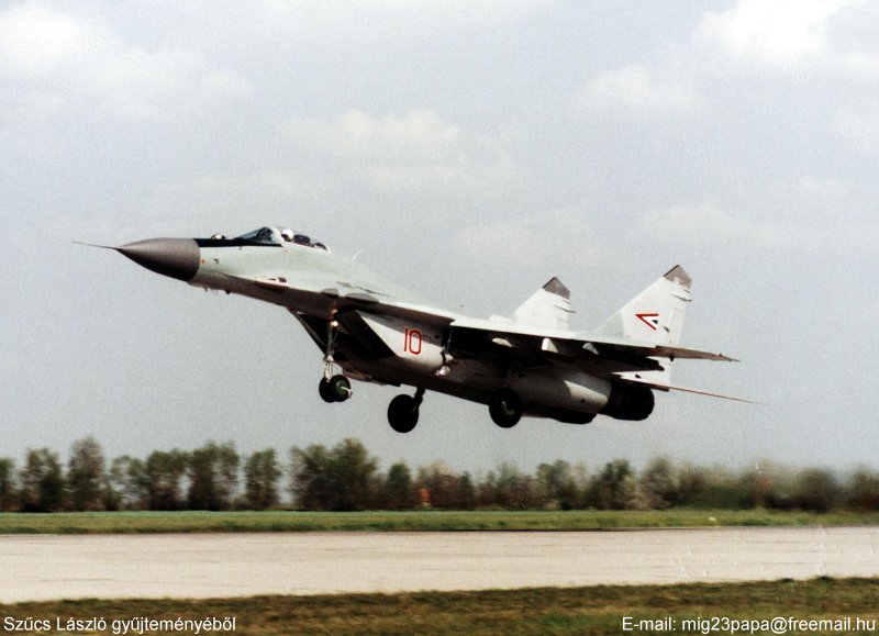 Kép a Mikojan-Gurjevics MiG-29 típusú, 10 oldalszámú gépről.