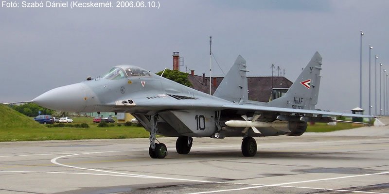 Kép a Mikojan-Gurjevics MiG-29 típusú, 10 oldalszámú gépről.