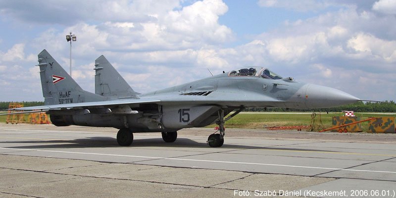 Kép a Mikojan-Gurjevics MiG-29 típusú, 15 oldalszámú gépről.