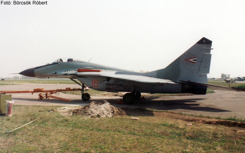 Kép a Mikojan-Gurjevics MiG-29 típusú, 16 oldalszámú gépről.