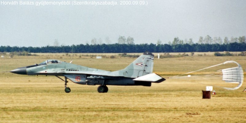 Kép a Mikojan-Gurjevics MiG-29 típusú, 16 oldalszámú gépről.