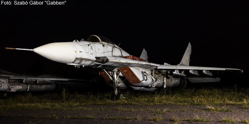 Kép a Mikojan-Gurjevics MiG-29 típusú, 16 oldalszámú gépről.