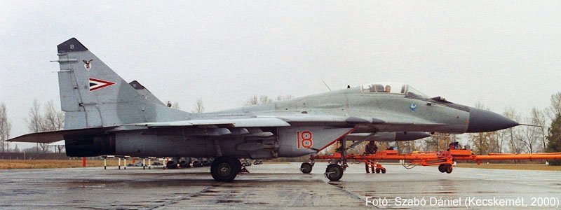 Kép a Mikojan-Gurjevics MiG-29 típusú, 18 oldalszámú gépről.