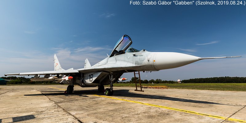 Kép a Mikojan-Gurjevics MiG-29 típusú, 18 oldalszámú gépről.