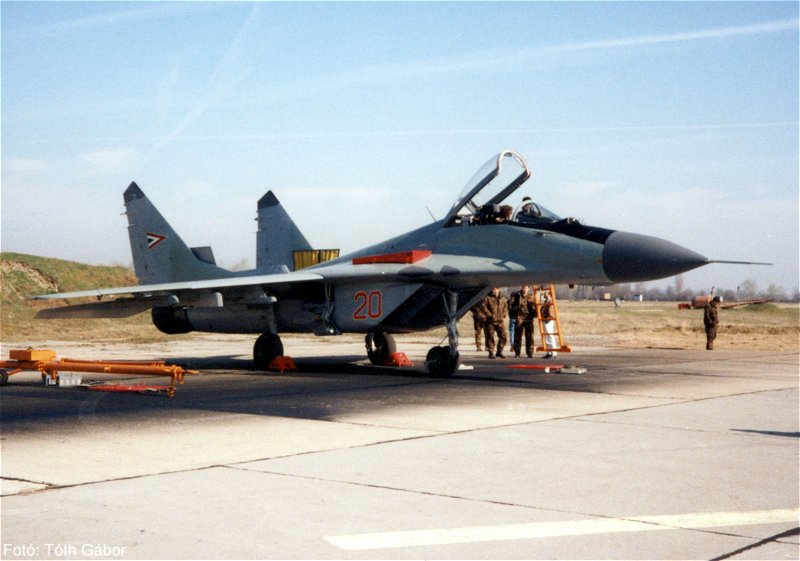 Kép a Mikojan-Gurjevics MiG-29 típusú, 20 oldalszámú gépről.