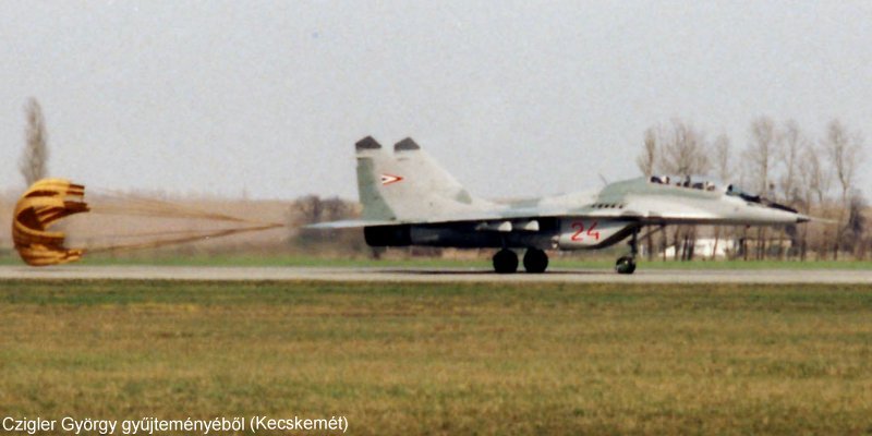 Kép a Mikojan-Gurjevics MiG-29 típusú, 24 oldalszámú gépről.