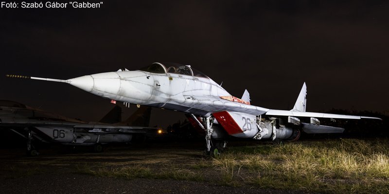 Kép a Mikojan-Gurjevics MiG-29 típusú, 26 oldalszámú gépről.