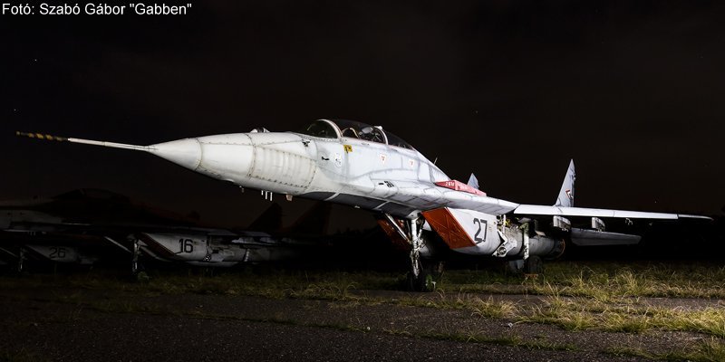 Kép a Mikojan-Gurjevics MiG-29 típusú, 27 oldalszámú gépről.