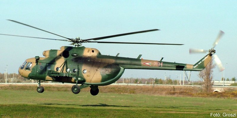 Kép a Mil Mi-17 típusú, 701 oldalszámú gépről.