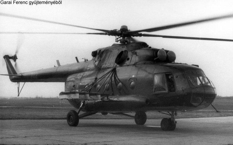 Kép a Mil Mi-17 típusú, 702 oldalszámú gépről.