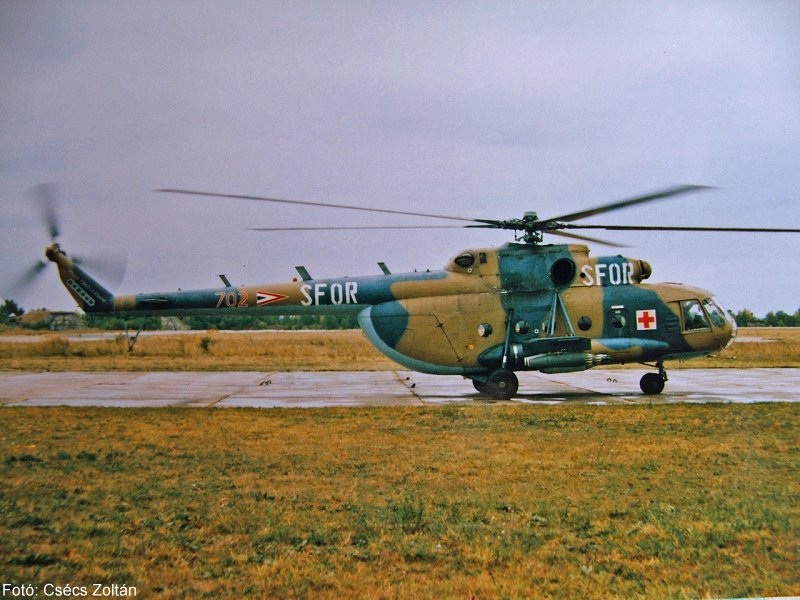 Kép a Mil Mi-17 típusú, 702 oldalszámú gépről.