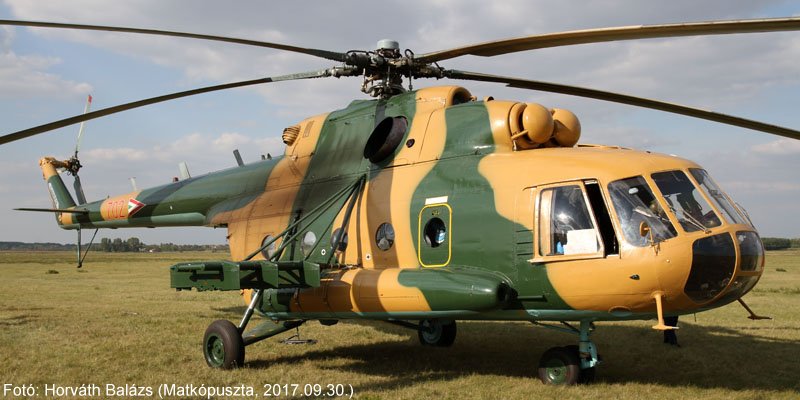 Kép a Mil Mi-17 típusú, 702 oldalszámú gépről.