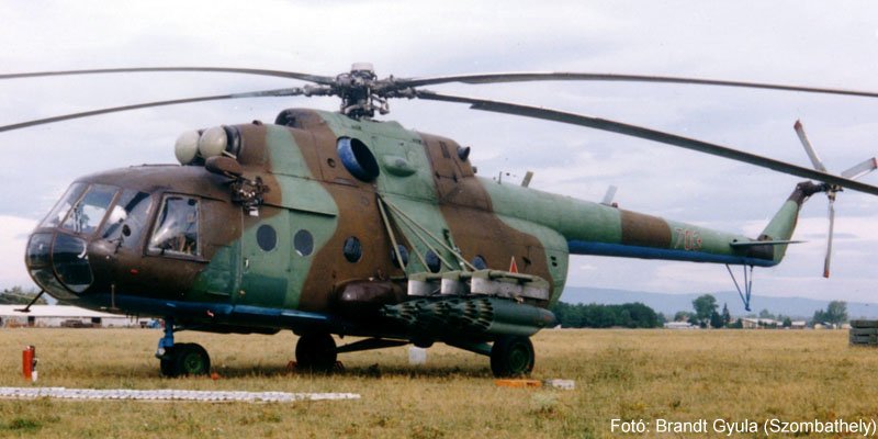 Kép a Mil Mi-17 típusú, 703 oldalszámú gépről.