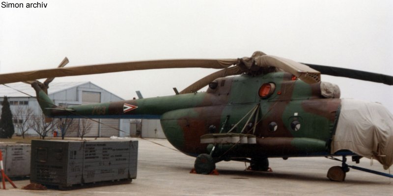 Kép a Mil Mi-17 típusú, 703 oldalszámú gépről.