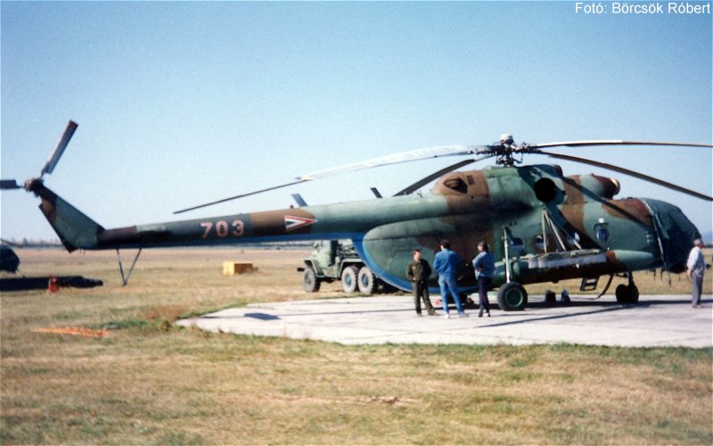 Kép a Mil Mi-17 típusú, 703 oldalszámú gépről.