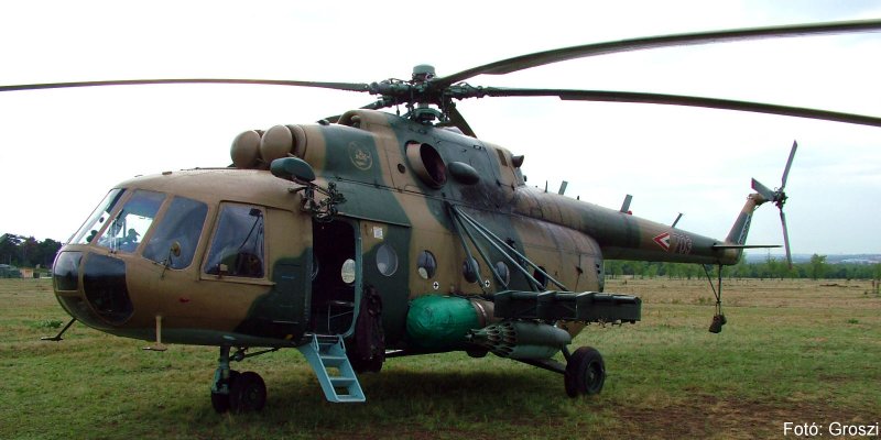 Kép a Mil Mi-17 típusú, 703 oldalszámú gépről.