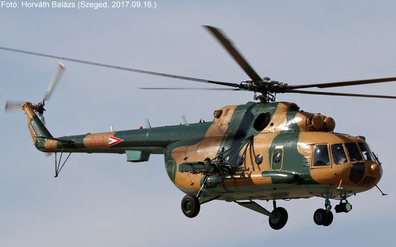 Kép a Mil Mi-17 típusú, 703 oldalszámú gépről.