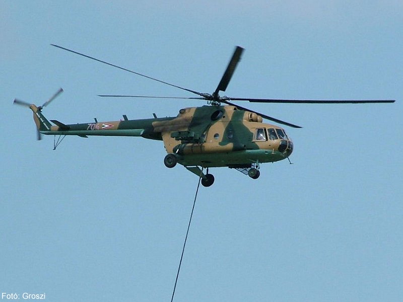 Kép a Mil Mi-17 típusú, 704 oldalszámú gépről.