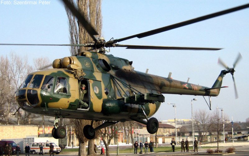 Kép a Mil Mi-17 típusú, 704 oldalszámú gépről.