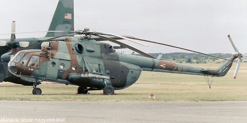 Kép a Mil Mi-17 típusú, 705 oldalszámú gépről.