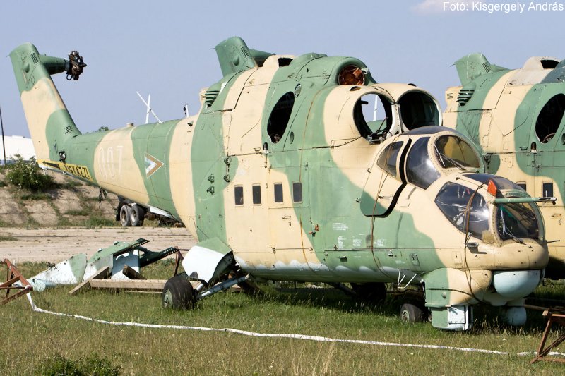 Kép a Mil Mi-24 típusú, 007 oldalszámú gépről.
